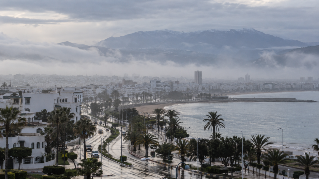 سحب وضباب فوق مدينة مغربية بعد أمطار خفيفة